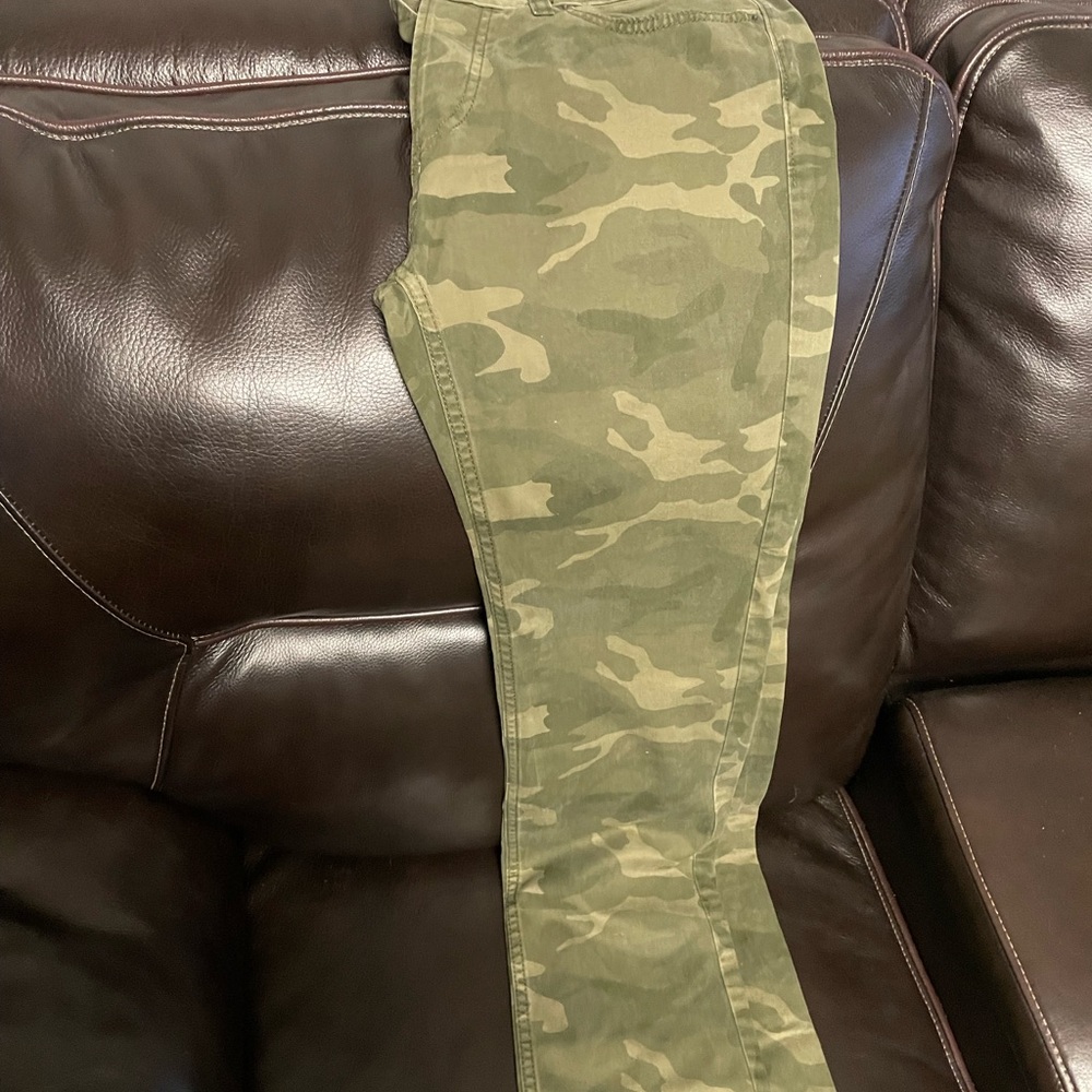 Never worn hollister camo pants size 31x32